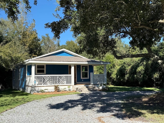 view of front of home featuring a front lawn