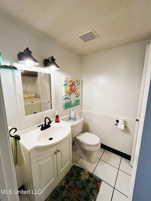 2501 Gulf Ave Unit 22, Gulfport, MS 39501 - half bath featuring washer / clothes dryer, toilet, vanity, wainscoting, and a textured ceiling