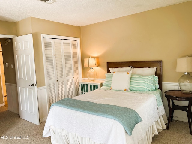 2501 Gulf Ave Unit 22, Gulfport, MS 39501 - carpeted bedroom featuring a closet and a textured ceiling
