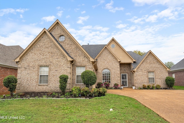 view of front of property with a front lawn