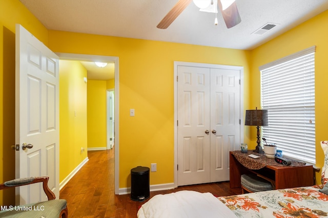 bedroom featuring ceiling fan, dark hardwood / wood-style floors, and a closet