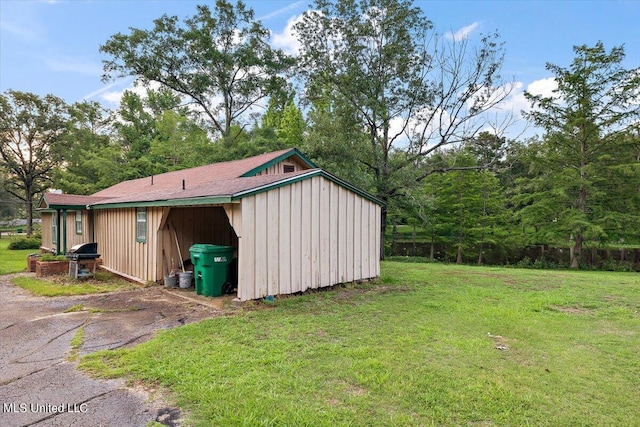 view of outbuilding with a yard