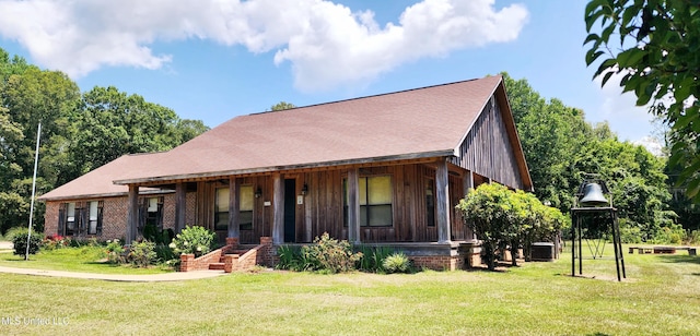 view of front of home featuring a front yard and a porch