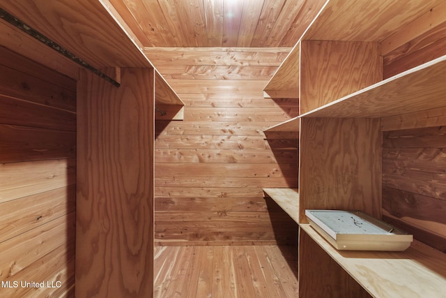 160 Marblehead Ct, Jackson, MS 39211 - walk in closet featuring light wood-style flooring
