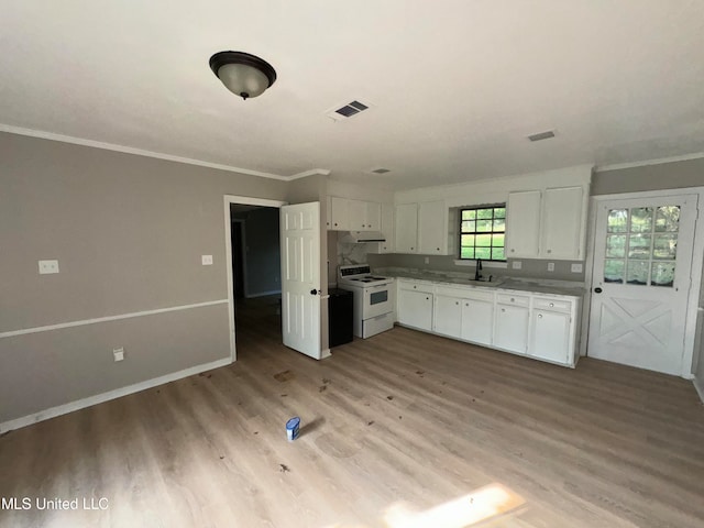 kitchen featuring sink, light wood-type flooring, electric stove, white cabinetry, and crown molding