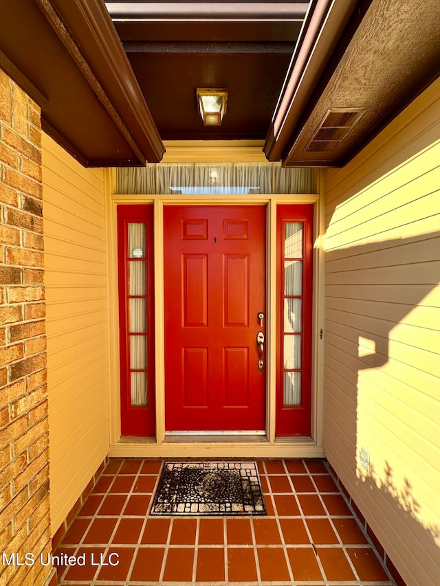 property entrance with covered porch