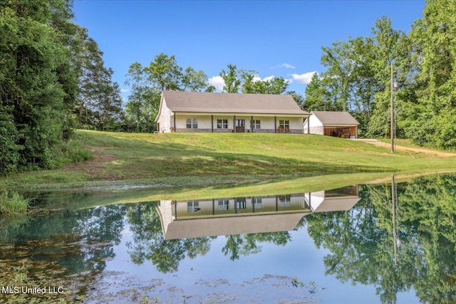 335 Aaron Rd, Sarah, MS 38665 - view of front of house featuring a front yard and a water view