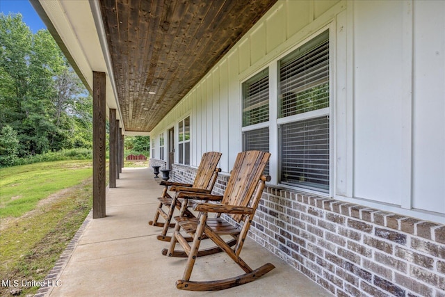 335 Aaron Rd, Sarah, MS 38665 - porch featuring a yard