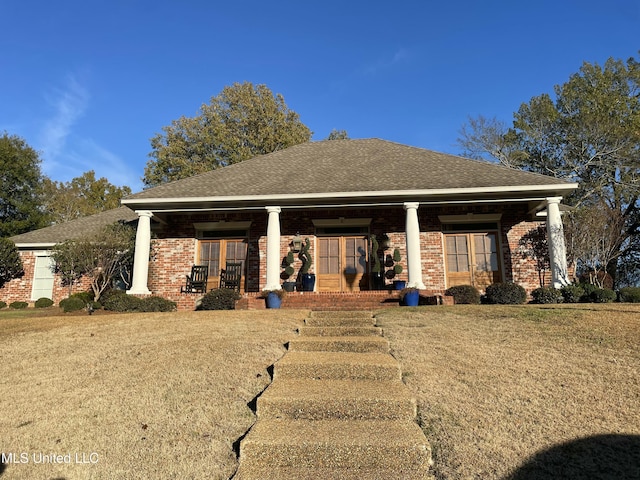 view of front of property featuring a porch and a front lawn