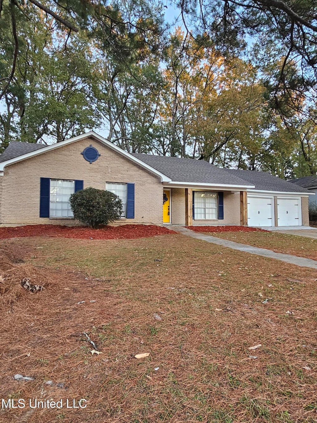 ranch-style home featuring a garage