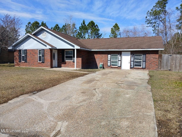 single story home featuring a front lawn