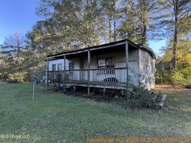 view of front of home featuring a front lawn