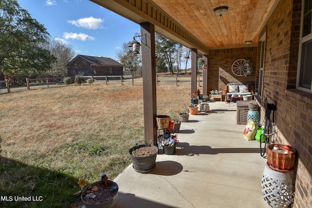 view of yard featuring a patio area