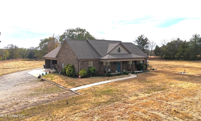 craftsman inspired home featuring a front lawn and a porch