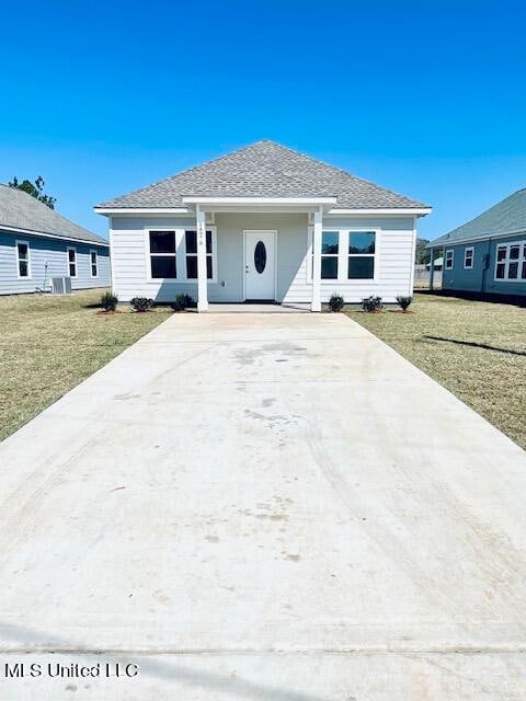 view of front of home featuring a front lawn