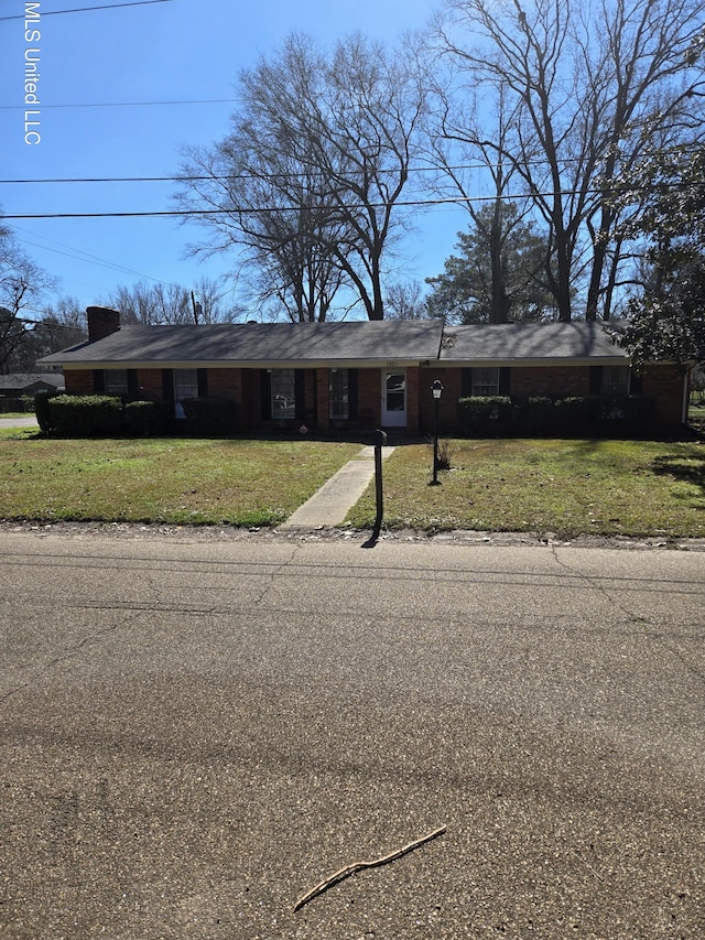 view of front of house featuring a front lawn