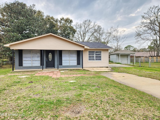 view of front of home featuring fence and a front lawn