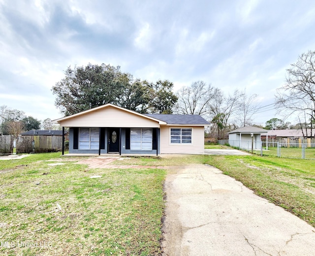 view of front facade with fence and a front lawn