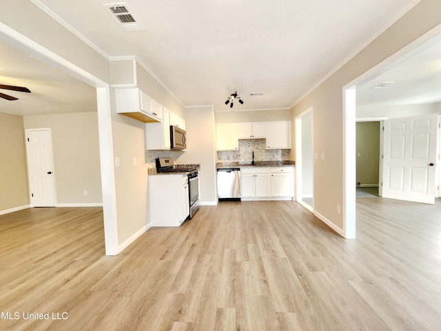 kitchen featuring open floor plan, stainless steel appliances, visible vents, and decorative backsplash