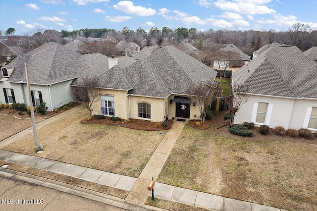 view of front facade featuring a front yard