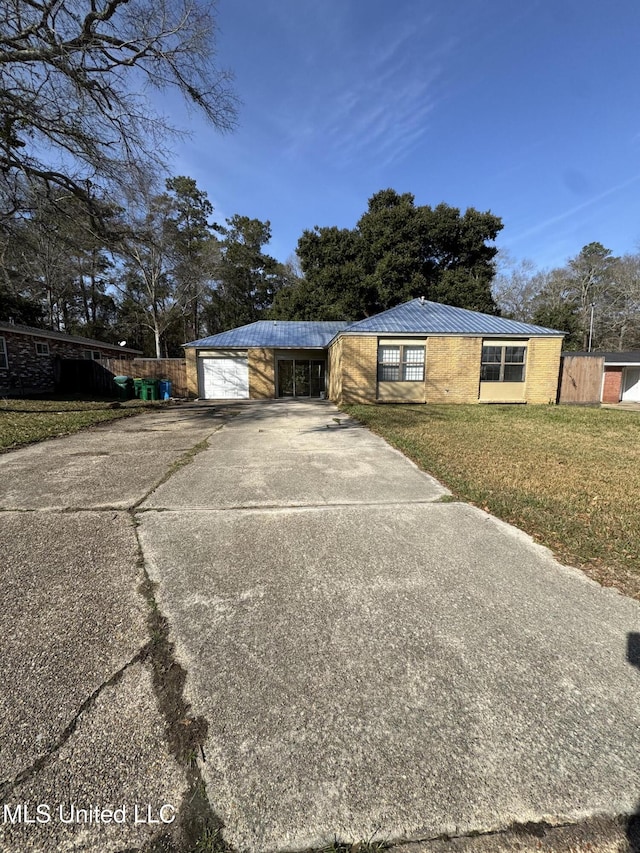 view of front of house featuring a garage and a front yard