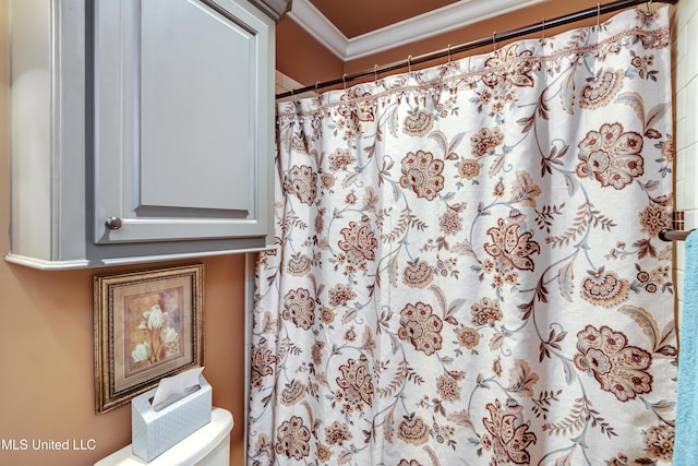 full bath with a shower with curtain, crown molding, and toilet