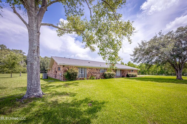 10001 Echo Glen Dr, Moss Point, MS 39562 - view of green lawn