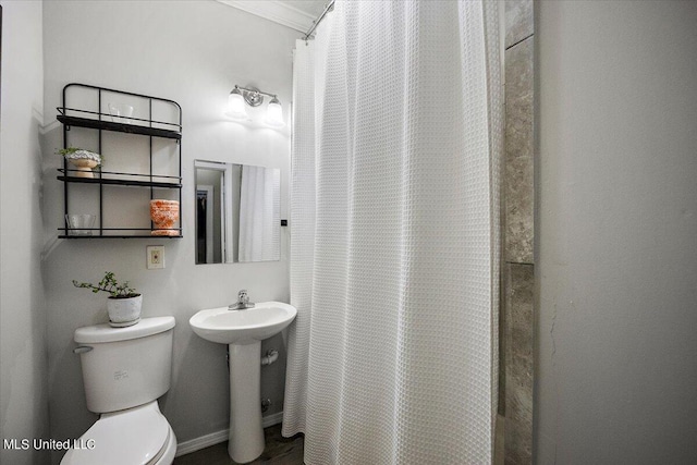 full bathroom featuring toilet, a shower with curtain, and crown molding