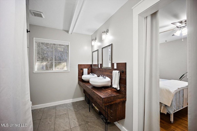 full bathroom featuring vanity, visible vents, decorative backsplash, a ceiling fan, and baseboards