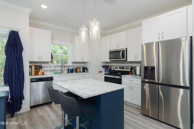 13 High Hills Dr, Hattiesburg, MS 39402 - kitchen with stainless steel appliances, a sink, a kitchen island, a kitchen bar, and backsplash