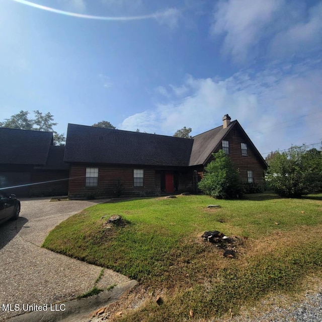 view of front of property with a front yard