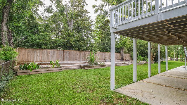 view of yard with a patio area