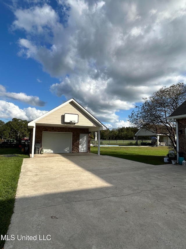 view of front of home featuring a front lawn and a garage