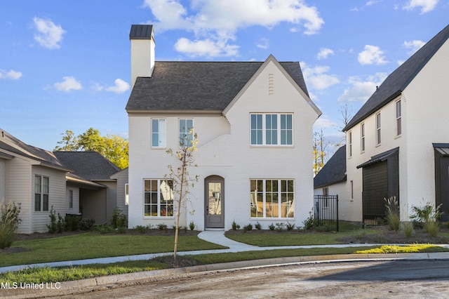 view of front of property featuring a front yard