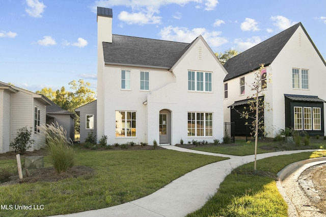 view of front of house featuring a front yard