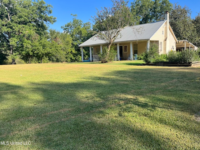 view of front facade with a front yard