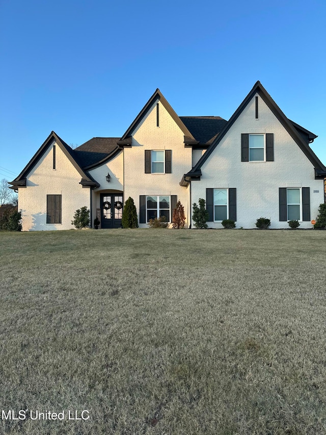 view of front facade featuring a front lawn