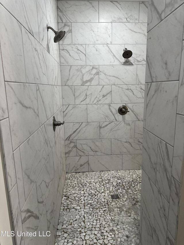 bathroom featuring tiled shower