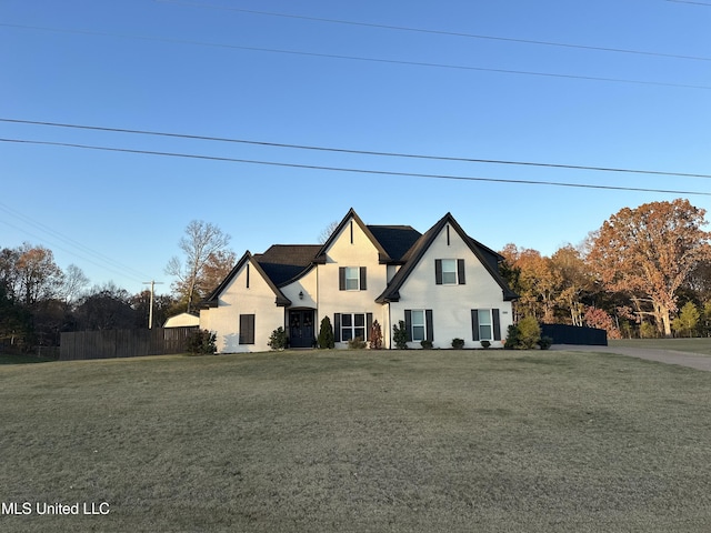 view of front of house featuring a front yard