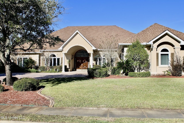 view of front of property featuring a front lawn