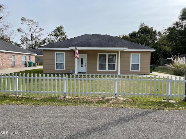 view of front of property featuring a front yard