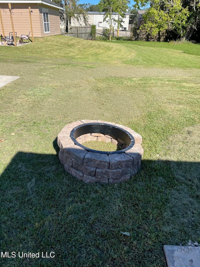 view of yard featuring a fire pit