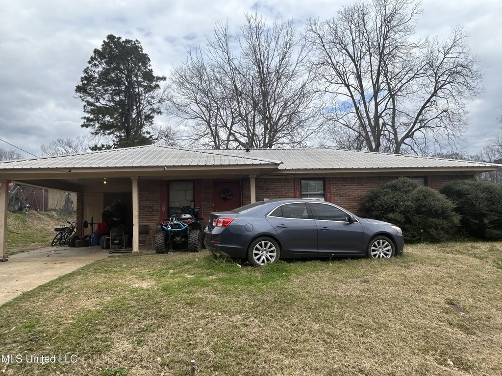 9 Harlem Ln, Natchez, MS 39120 - view of front of home featuring an attached carport, a front yard, and brick siding