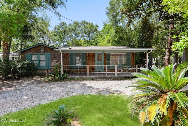 view of front of house featuring a front lawn