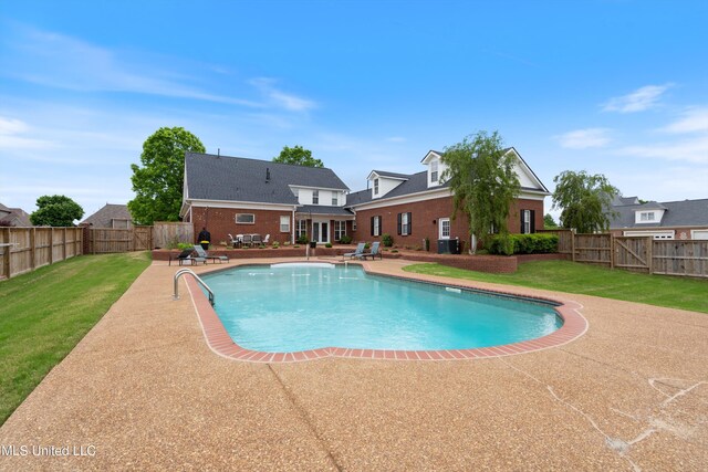 6507 Shenandoah Ln, Olive Branch, MS 38654 - view of swimming pool featuring a fenced backyard, a fenced in pool, a lawn, and a patio area