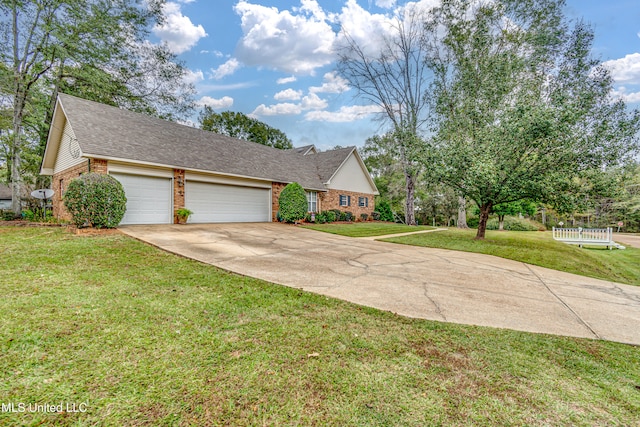 view of front of house featuring a garage and a front yard