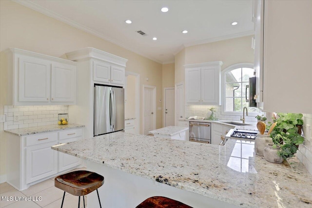 407 Belle Pointe Ln, Madison, MS 39110 - kitchen with stainless steel appliances, a sink, a peninsula, decorative backsplash, and recessed lighting