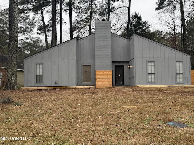 back of house featuring a yard