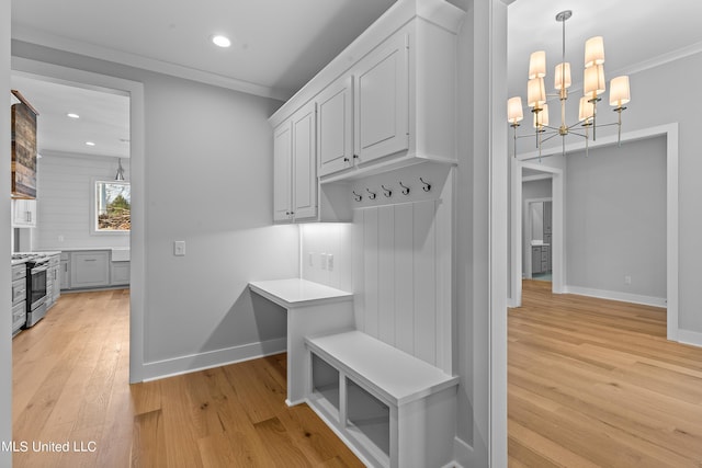 mudroom with ornamental molding, light wood-type flooring, recessed lighting, and baseboards