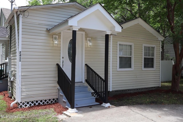 2411 14th St, Pascagoula, MS 39567 - bungalow featuring crawl space